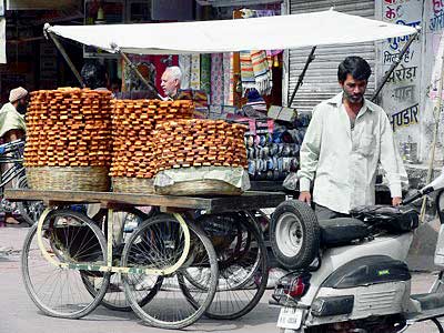 http://www.kemenate.ch/media/indienreise/Unterwegs/karren_mofa.jpg